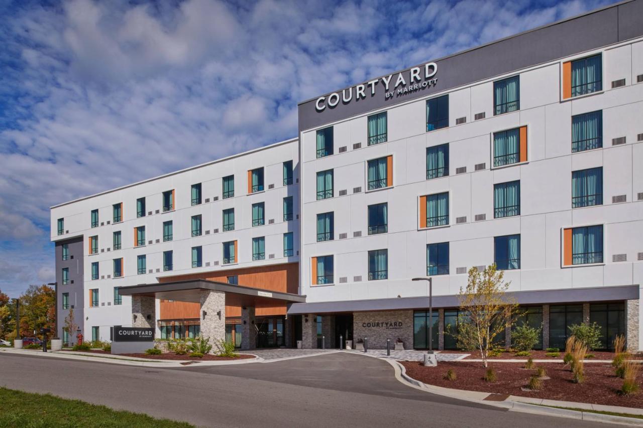 Courtyard By Marriott Petoskey At Victories Square Hotel Екстериор снимка